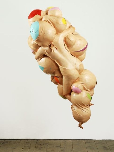 Blasen, 2010-2012, Leder, Stahlseil, Polyurethanschaum, Draht, Gips, Nessel, 186 x 113 x 96 cm, im Besitz der Künstlerin, Fotografie Jürgen Baumann Image