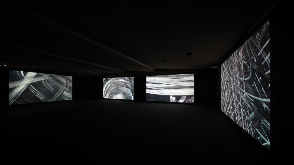 Takehito Koganezawa, Paint it Black, and Erase, Videostill, Dimension Variable, no sound, Installationsansicht Installationsansicht