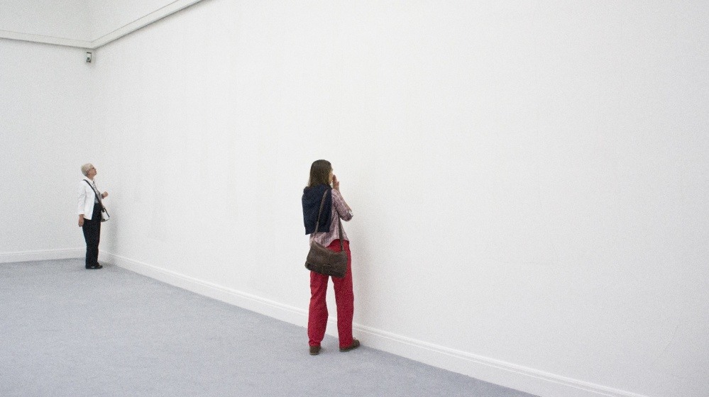 Heribert Friedl, Forest (Klein Elmeloo), 52 transparente Baumstämme, verschiedene Duftstoffe, Kunsthalle Kiel, 2012, Foto Heribert Friedl Installationsansicht