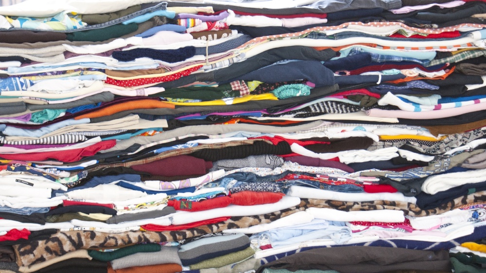 Heribert Friedl, Ohne Titel, getragene Kleidung, gestapelt, Kunstraum Next Andrä, Graz, 2010, Foto Heribert Friedl Installationsansicht