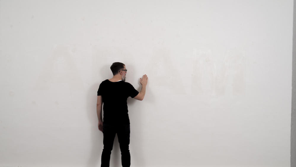 Heribert Friedl, ADAM, verschiedene Duftstoffe, Galerie Eugen Lendl, Graz, 2015, Foto: Garfield Trummer Heribert Friedl, Forest (Klein Elmeloo), 52 transparente Baumstämme, verschiedene Durfstoffe, Kunsthalle Kiel, 2012, Foto Heribert Friedl