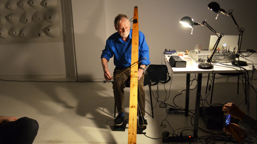 Max Eastley, Liveperformance Galerie Space Under, Athen, 2014 Max Eastley Installationsansicht