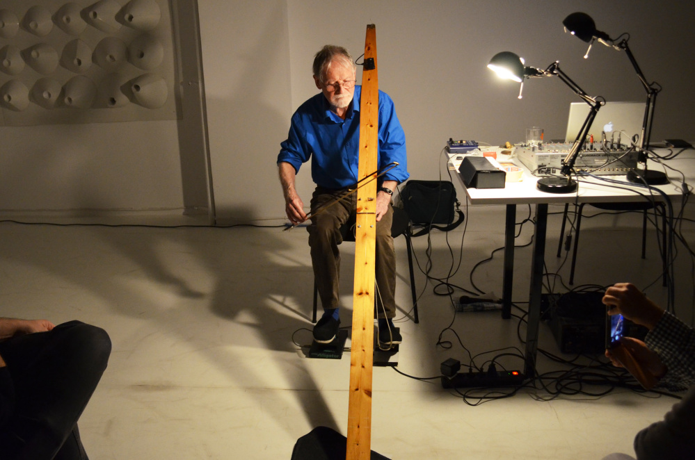 Max Eastley, Liveperformance Galerie Space Under, Athen, 2014 Max Eastley Installationsansicht