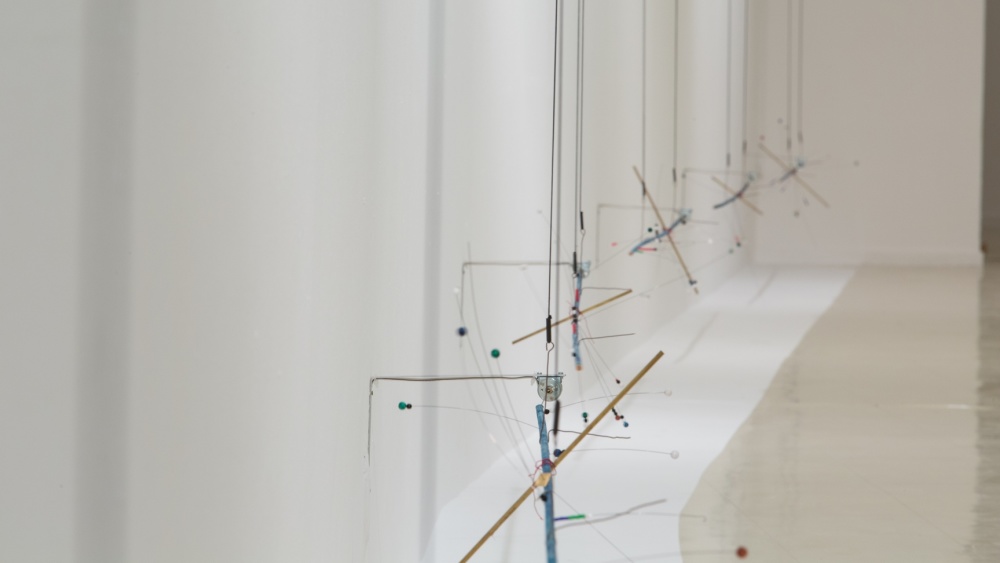 Max Eastley, Rotations 1, 2016, Installationsansicht Stadtgalerie Saarbrücken, Foto: Anton Minayev Installationsansicht Two Measures Of Time