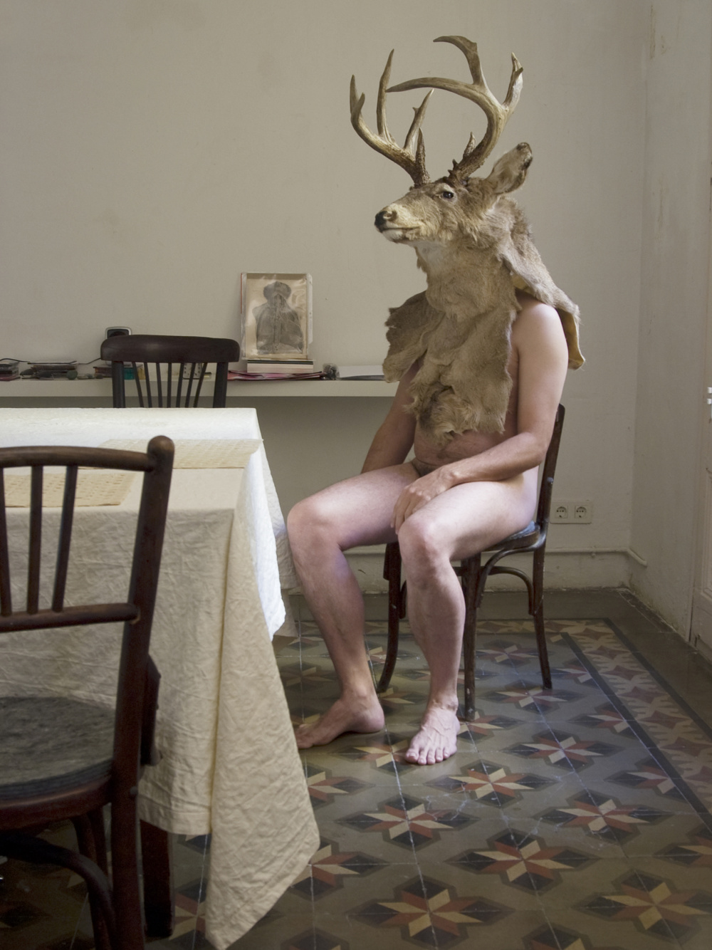 Jana Sterbak, Actaeon at Home, 2005-2011, Farbfotografie, 39,5 x 27,5 cm, Courtesy Jana Sterbak und Galerie Barbara Gross, (c) Jana Sterbak Jana Sterbak, Actaeon at Home, 2005-2011, Farbfotografie, 39,5 x 27,5 cm, Courtesy Jana Sterbak und Galerie Barbara Gross, (c) Jana Sterbak