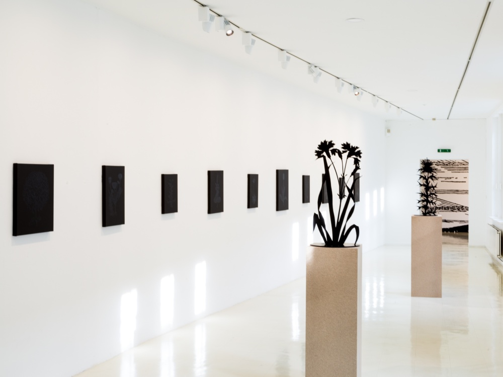 Paul Morrison, Black Grass, Installationsansicht Stadtgalerie Saarbrücken, Foto Anton Minayev Paul Morrison, Black Grass, Installationsansicht Stadtgalerie Saarbrücken, Foto Anton Minayev