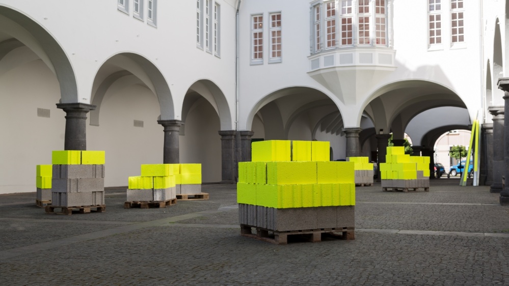 Russell Maltz, "Painted - Stacked - Saarbrücken", 2017, Innenhofinstallation Stadtgalerie Saarbrücken, Foto Anton Minayev Russell Maltz, "Painted - Stacked - Saarbrücken", 2017, Innenhofinstallation Stadtgalerie Saarbrücken, Foto Anton Minayev