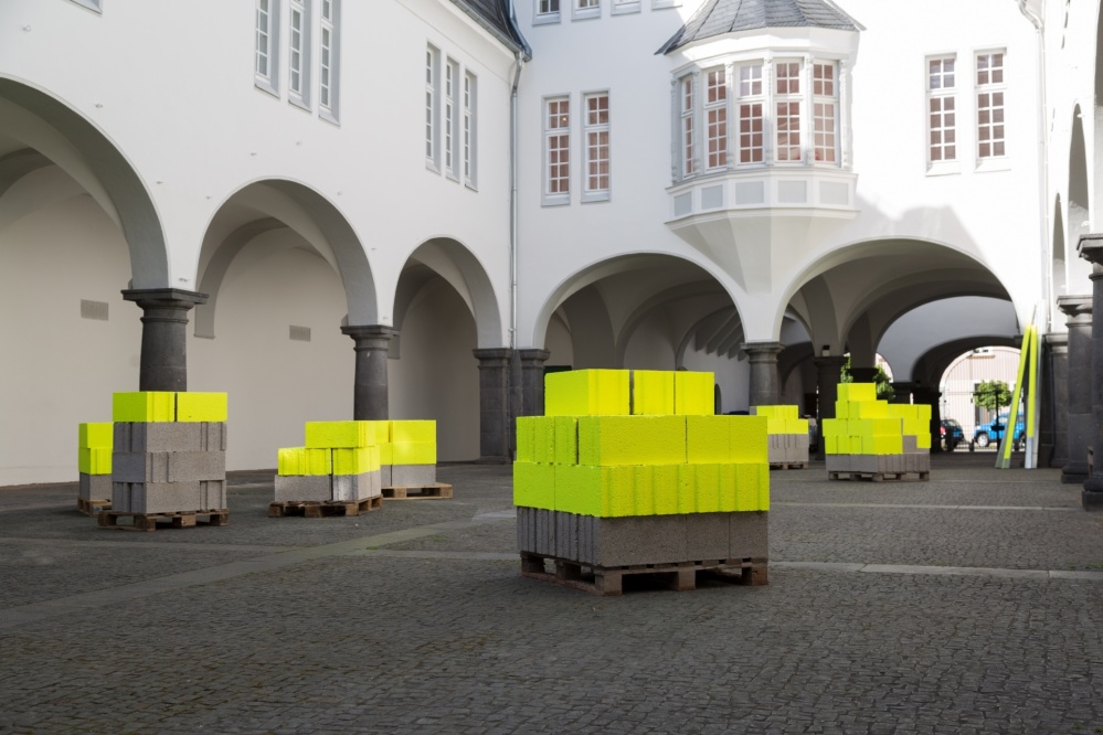 Russell Maltz, Painted - Stacked - Saarbrücken, 2017, Innenhofinstallation Stadtgalerie Saarbrücken, Foto Anton Minayev Russell Maltz, Painted - Stacked - Saarbrücken, 2017, Innenhofinstallation Stadtgalerie Saarbrücken, Foto Anton Minayev