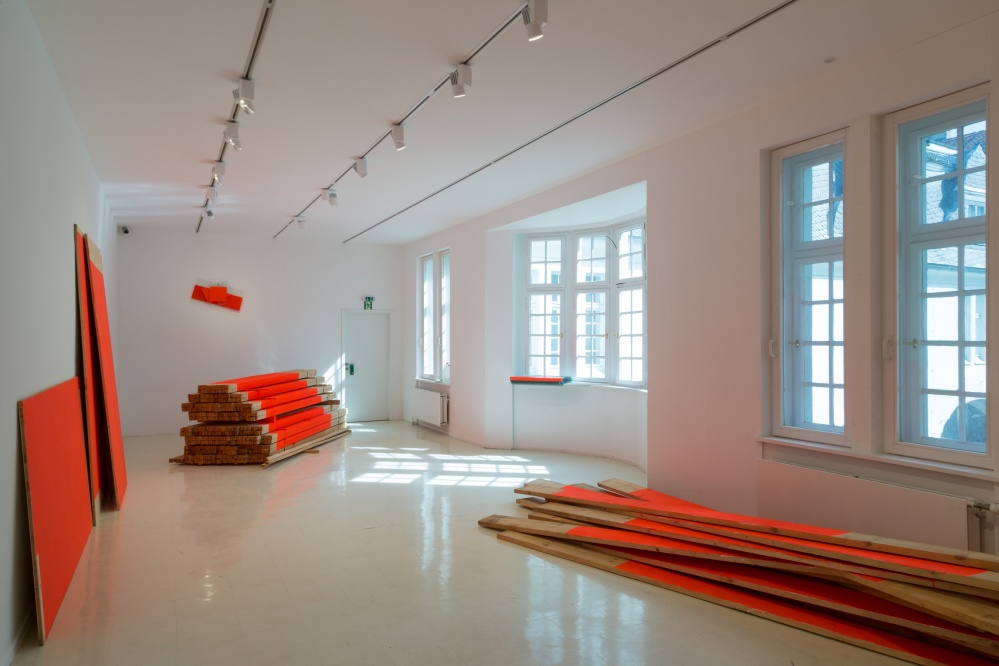 Russell Maltz, "Accu-Flo", 1998, Rauminstallation, Installationsansicht Stadtgalerie Saarbrücken, Foto Anton Minayev Russell Maltz, "Accu-Flo", 1998, Rauminstallation, Installationsansicht Stadtgalerie Saarbrücken, Foto Anton Minayev