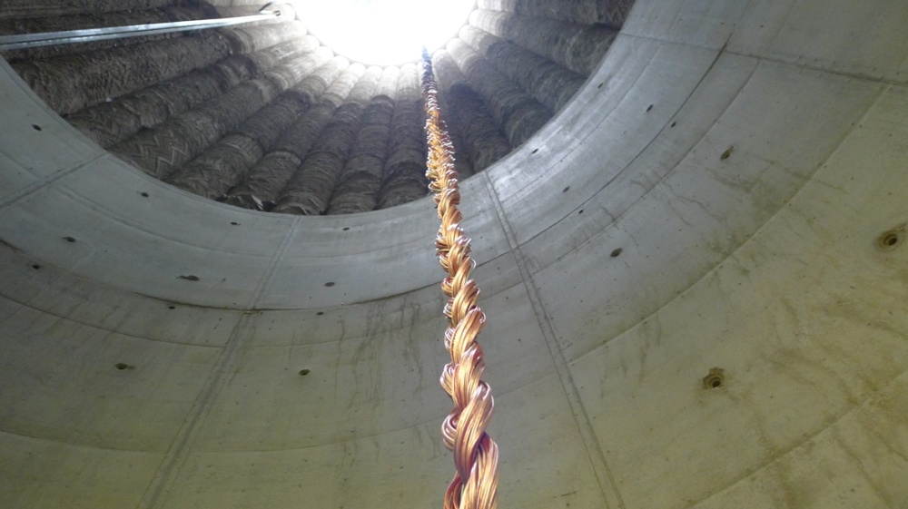 Christina Kubisch, Abgehängt, 2014, Klanginstallation für den Turm des Arp Museums, Remagen,5000 m elektrisches Kabel, 90 Lautsprecher, zwölfkanalige Installation Christina Kubisch, Abgehängt, 2014, Klanginstallation für den Turm des Arp Museums, Remagen,5000 m elektrisches Kabel, 90 Lautsprecher, zwölfkanalige Installation