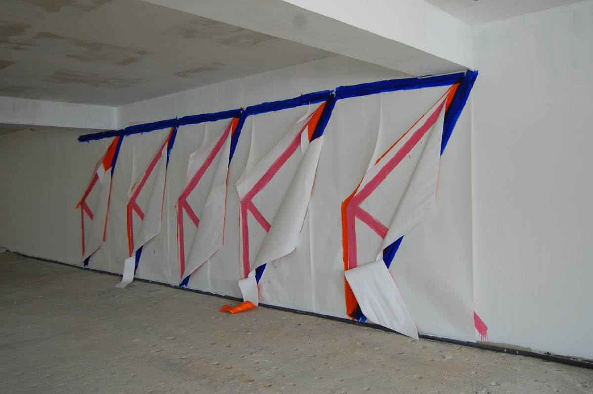 Caroline Streck, UNIT PAINTING, ca. 250 x 740 cm, Acryl, Dachlatten und Papiercollage, 2018, Monopol:i, Siegen_II - © Caroline Streck Caroline Streck