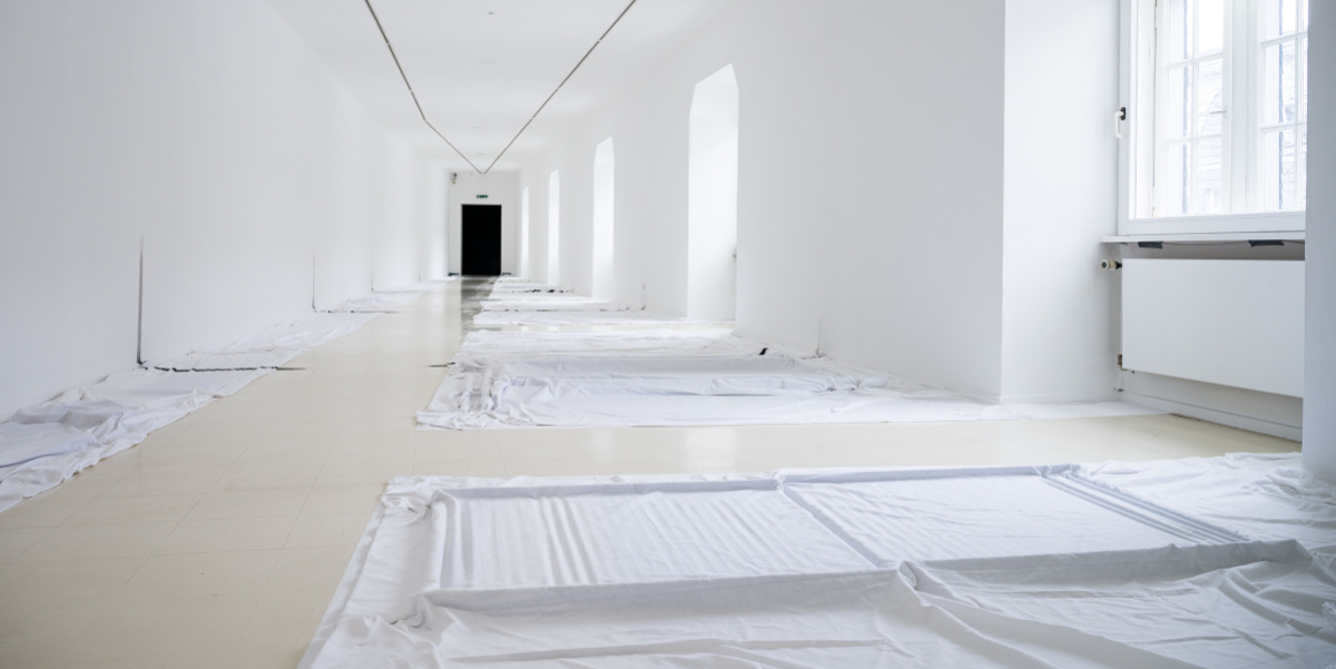 Matej Bosnić – πάσχειν (páskhein), 2021, Detail Ausstellung Stadtgalerie, Blick in einen weißen Raum, der mit schwarzen Linien unterteilt wird