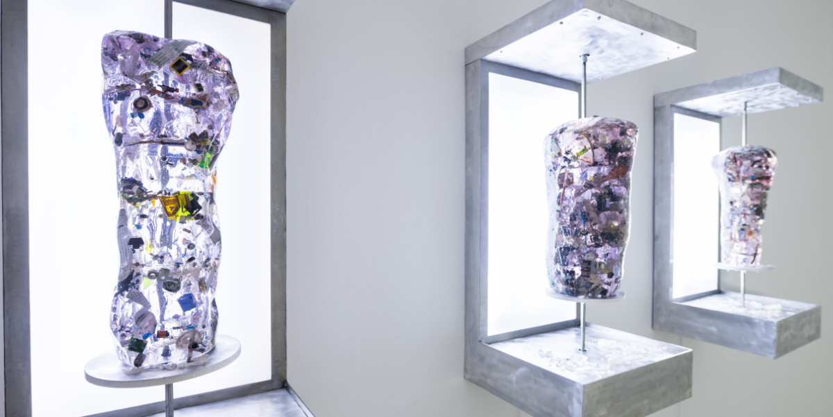 Gillian Brett, Smart Food, Detail Ausstellung Stadtgalerie Drei Dönerspieße die aus Kunstharz und Elektroteilchen bestehen. Positioniert vor LED Flächen.