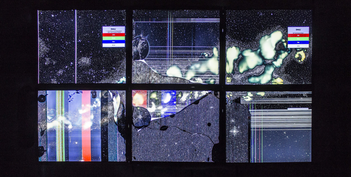 Gillian Brett, E170Sc04 (After Hubble), 2020 LCD Bildschirme als Mosaik neben einander gehängt. Aufgebrochen und bearbeitet bilden sie eine Art Sternenbild