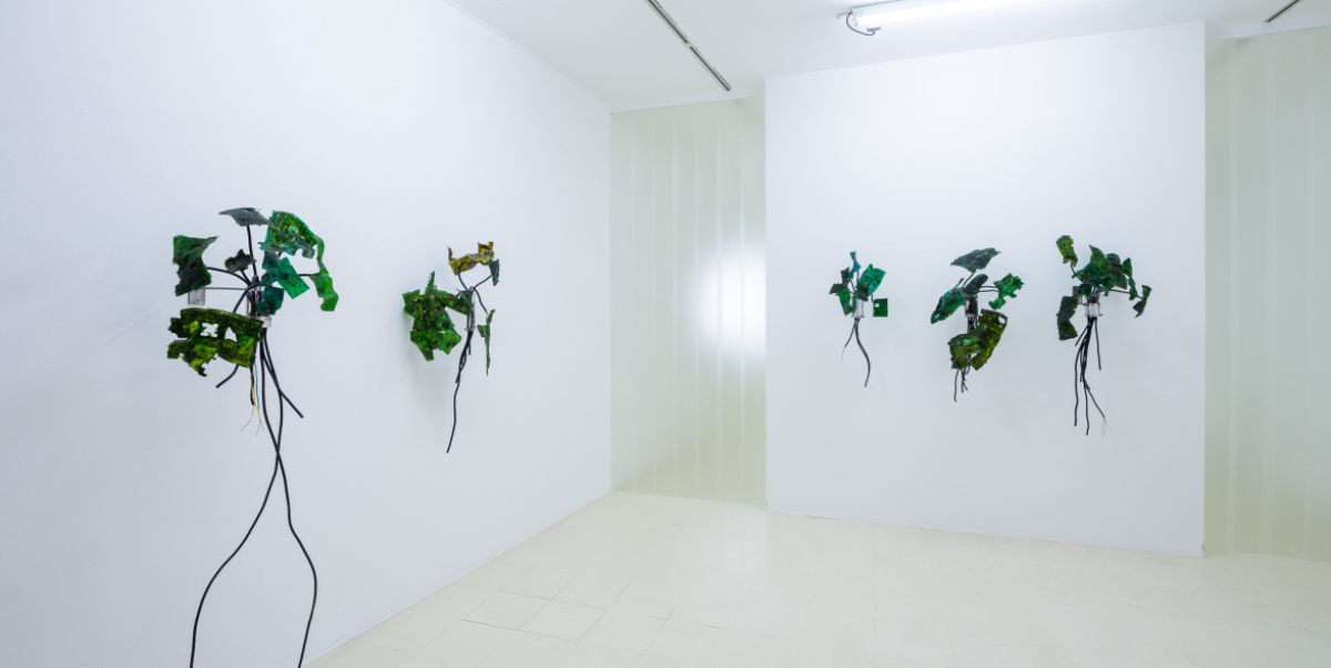 Gillian Brett, Bionic Leaf, 2021, Detail Ausstellung Stadtgalerie Saarbrücken Bionic Leaves - Blumensträuße aus Platinen
