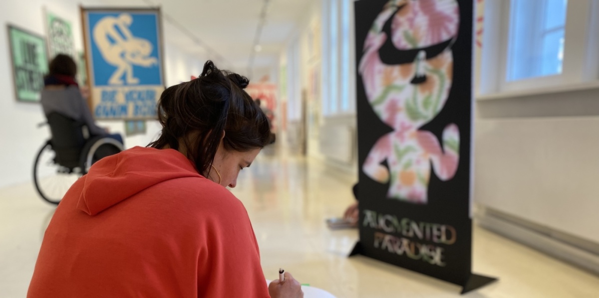 Kreative Schreibwerkstatt Teilnehmende des Workshops in der Ausstellung von Eric Schwarz