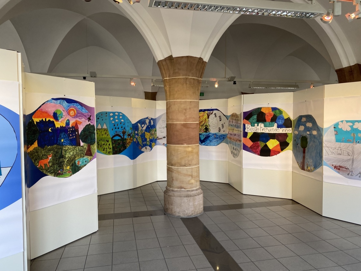 Eröffnung Bücherwurm Hauberisser Saal Wand mit buntbemalten Papier
