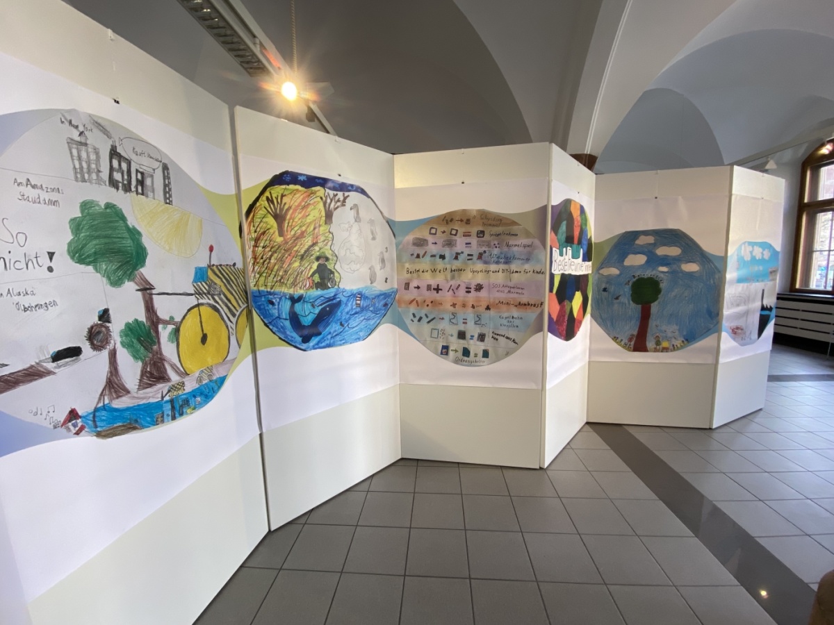 Eröffnung Bücherwurm Hauberisser Saal Wand mit buntbemalten Papier