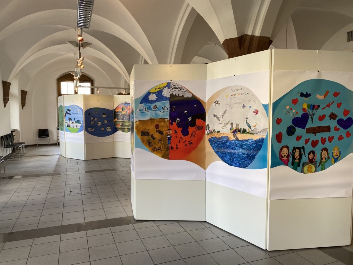 Eröffnung Bücherwurm Hauberisser Saal Wand mit buntbemalten Papier