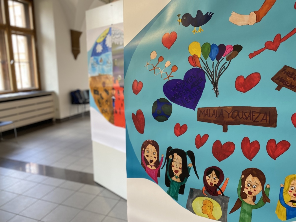 Eröffnung Bücherwurm Hauberisser Saal Wand mit buntbemalten Papier