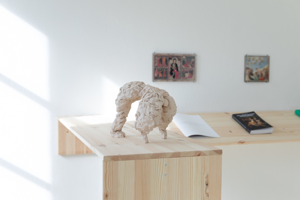 Holding Nut’s position - Hannah Mevis Ton-Figur von Hannah Mevis