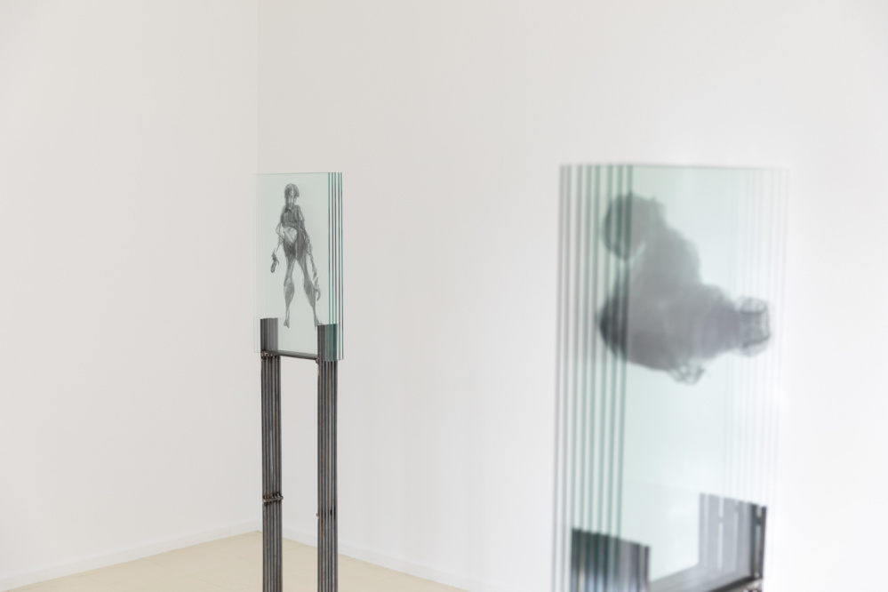 I shattered myself into pieces so that my body could put me back together again - Hannah Mevis Glasscheiben mit beidseitigem Druck