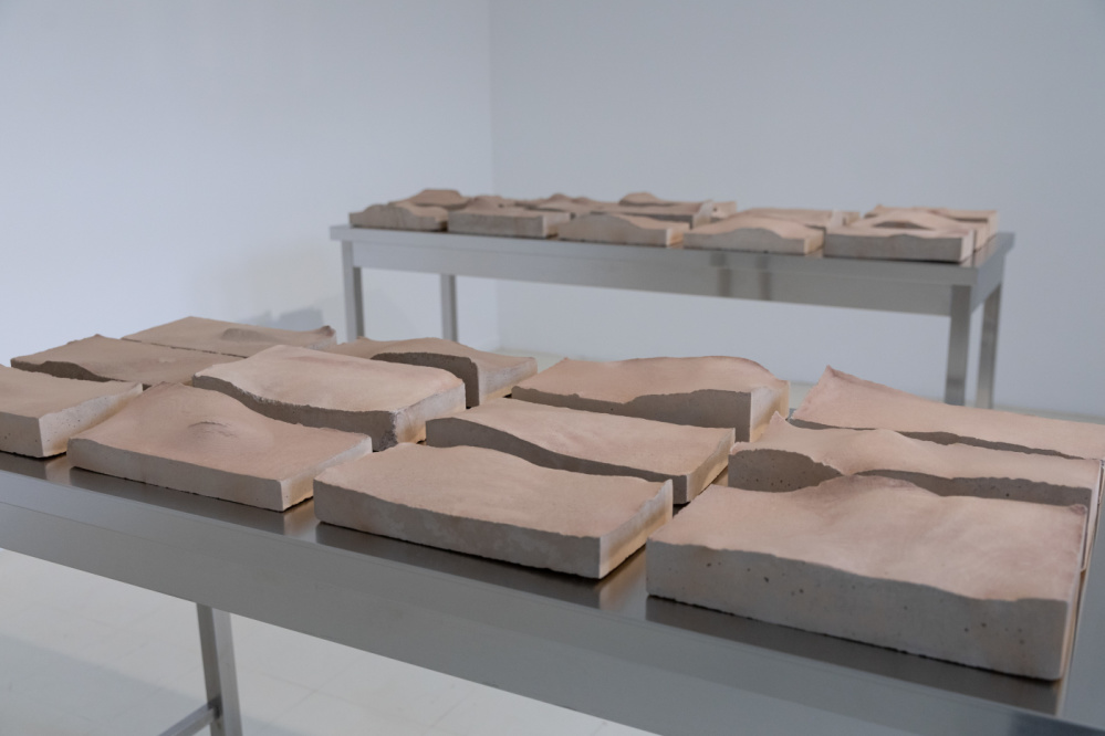 Landscapes of a Body - Erschöpfung - Hannah Mevis Körperabdrücke aus Beton mit Nylon überzogen auf zwei Edelstahltischen