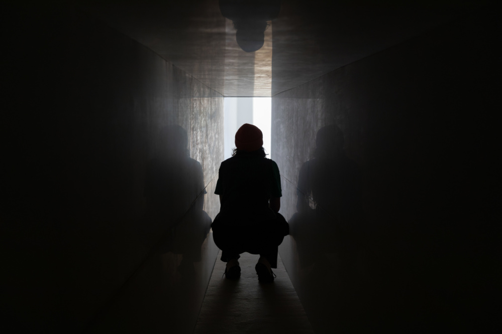 V = f (P, U) - Hannah Mevis immer enger werdender Raum, in der Mitte die Silhouette einer Person