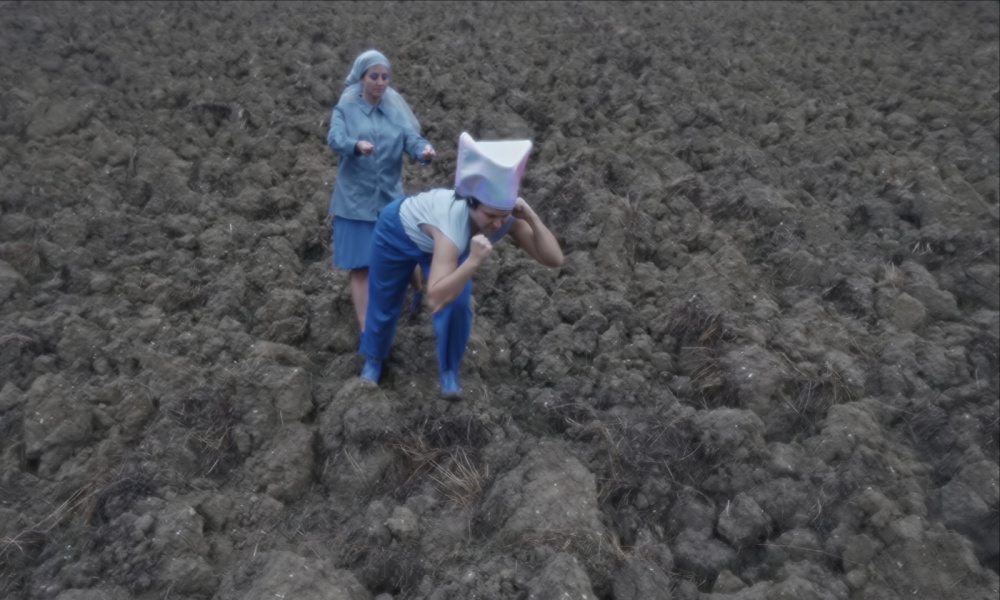 The Farm after the Feminist Ecological Revolution - Lene Markusen Zwei Personen auf einem trockenem Acker
