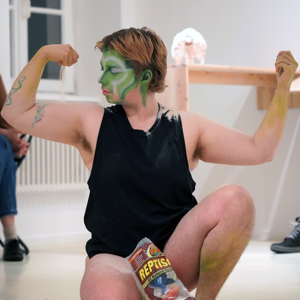 Noé in der Mitte kniend. Vor ihm eine Plastiktüte