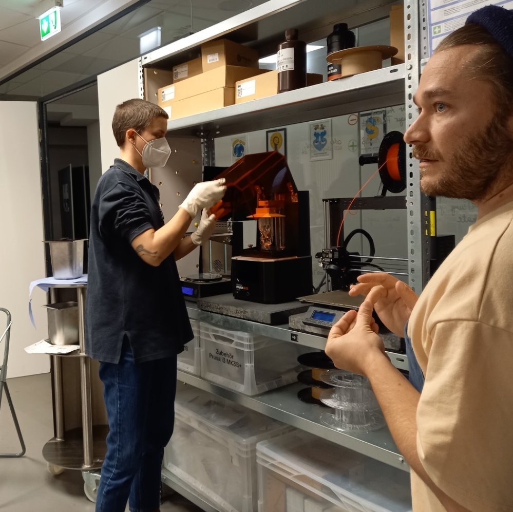 Werkstattsituation mit zwei Menschen