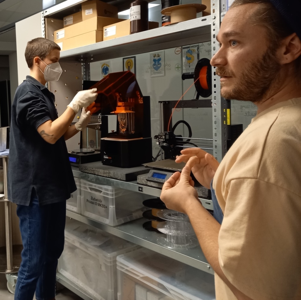 Werkstattsituation mit zwei Menschen