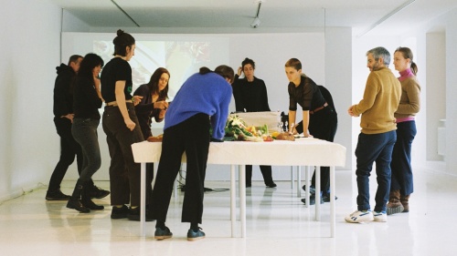 Workshop Beats Soup Vol.2 Personen stehen um einen Tisch