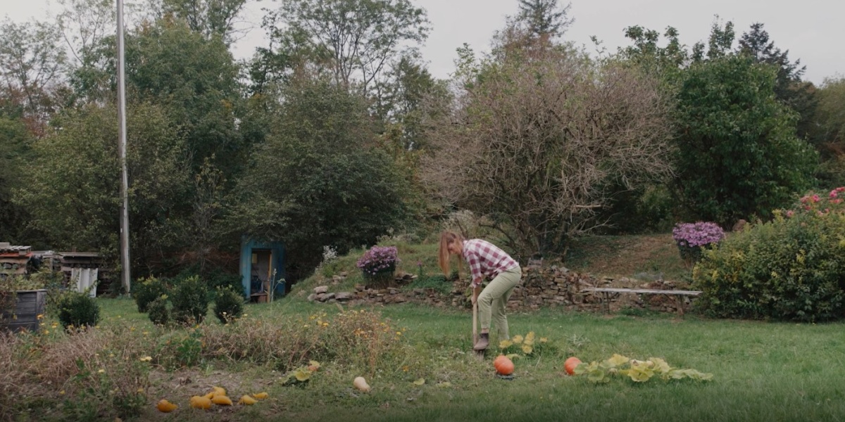 Videostill Katarina Ritter im Garten