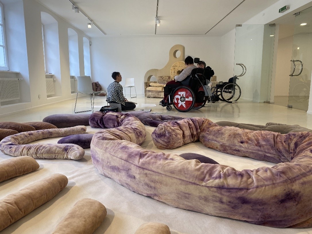 Inklusive Führungen Foto von einem Kunstraum mit eine inklusiven Community