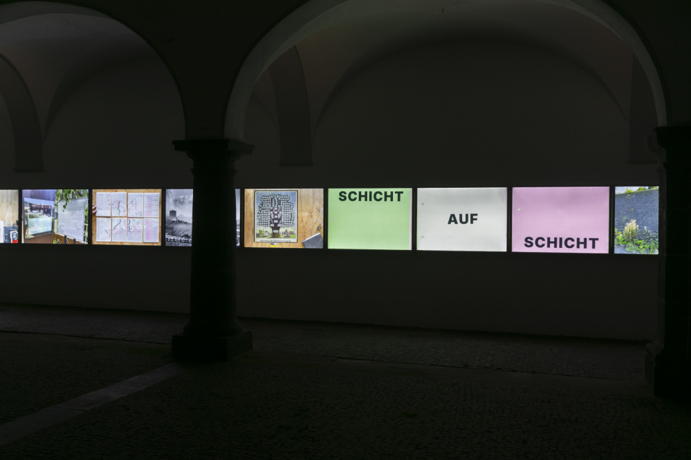 Provinzen im Zentrum von Fritz Laszlo Weber Installation von Fritz Laszlo Weber in den Leuchtkästen im Innenhof der Stadtgalerie