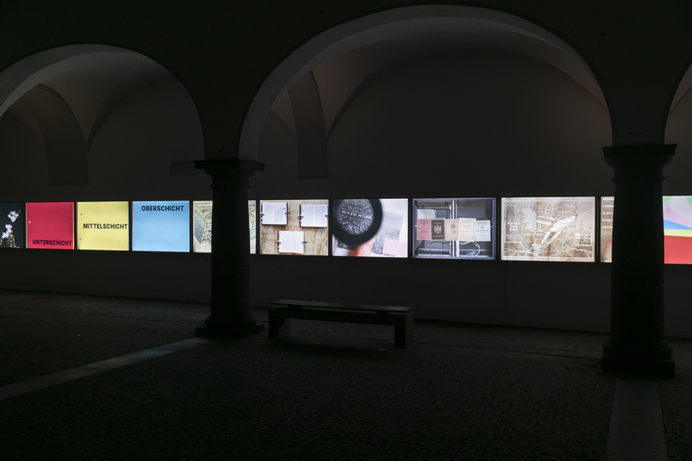 Provinzen im Zentrum von Fritz Laszlo Weber Installation von Fritz Laszlo Weber in den Leuchtkästen im Innenhof der Stadtgalerie