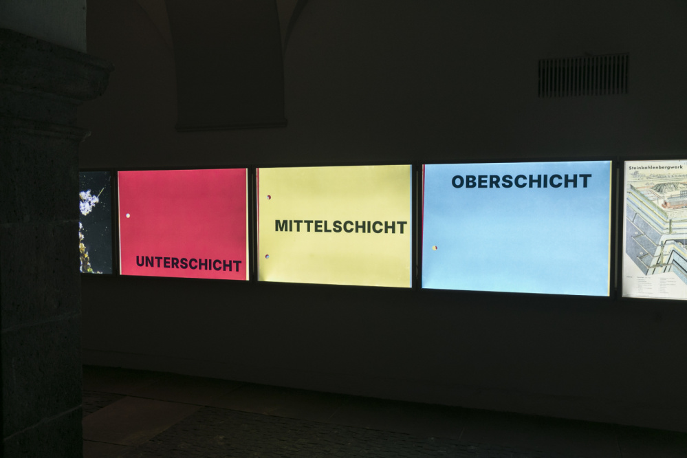 Provinzen im Zentrum von Fritz Laszlo Weber Installation von Fritz Laszlo Weber in den Leuchtkästen im Innenhof der Stadtgalerie