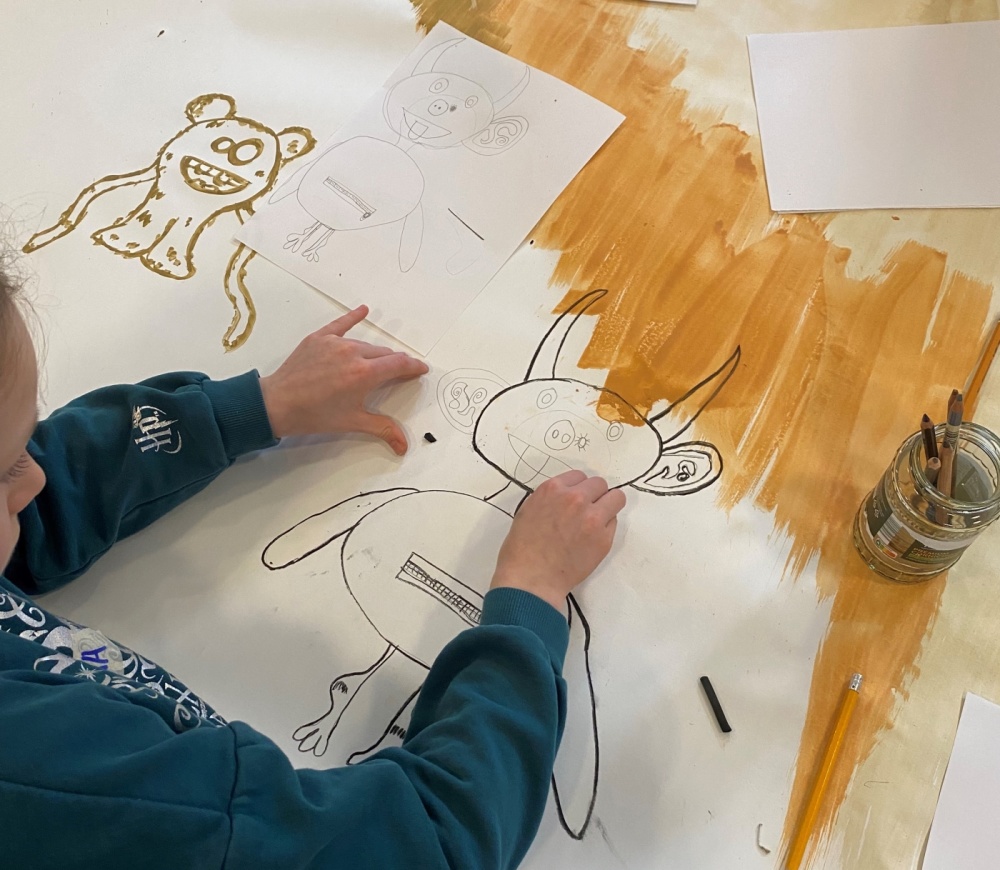 Kindersonntag mit Saskia Riedel Kind beim Zeichnen einer Figur