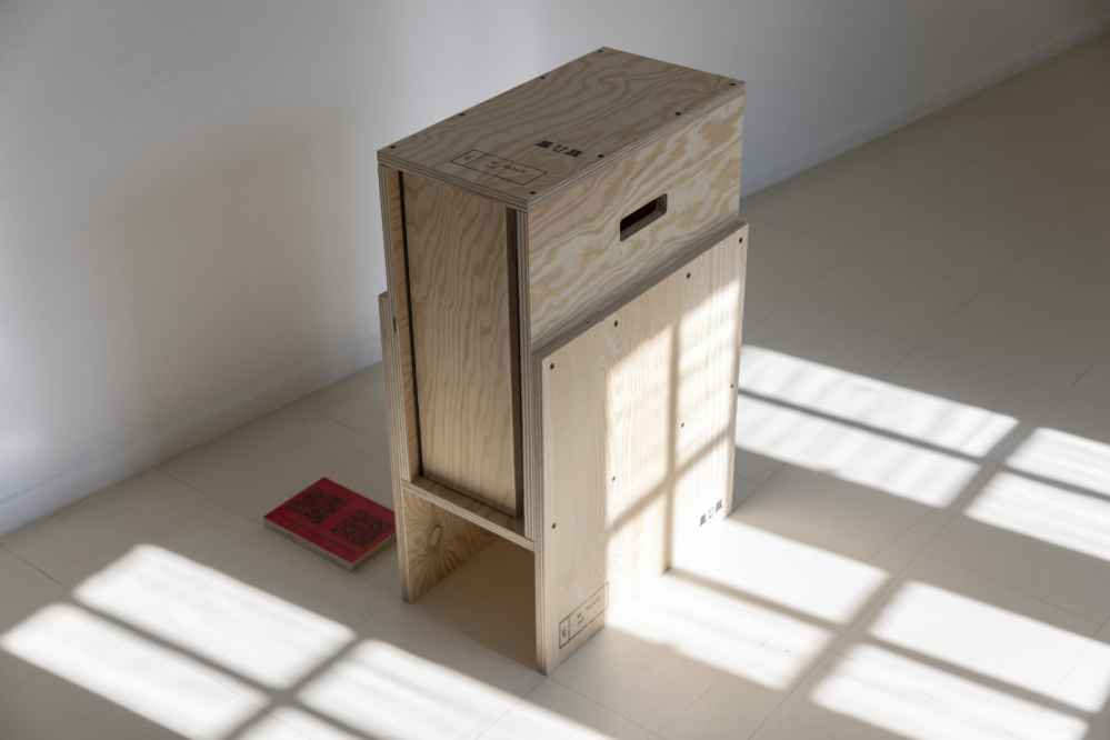 TRANSIT Mark Braun Ausstellungsansicht TRANSIT von Mark Braun, Nahansicht einer Sperrholzkiste