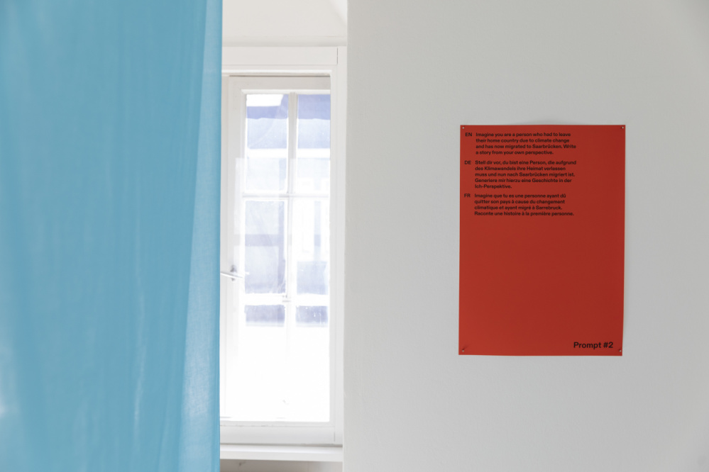 TRANSIT Mark Braun Ausstellungsansicht TRANSIT von Mark Braun, Wandtext eines KI-Prompts auf rotem Grund