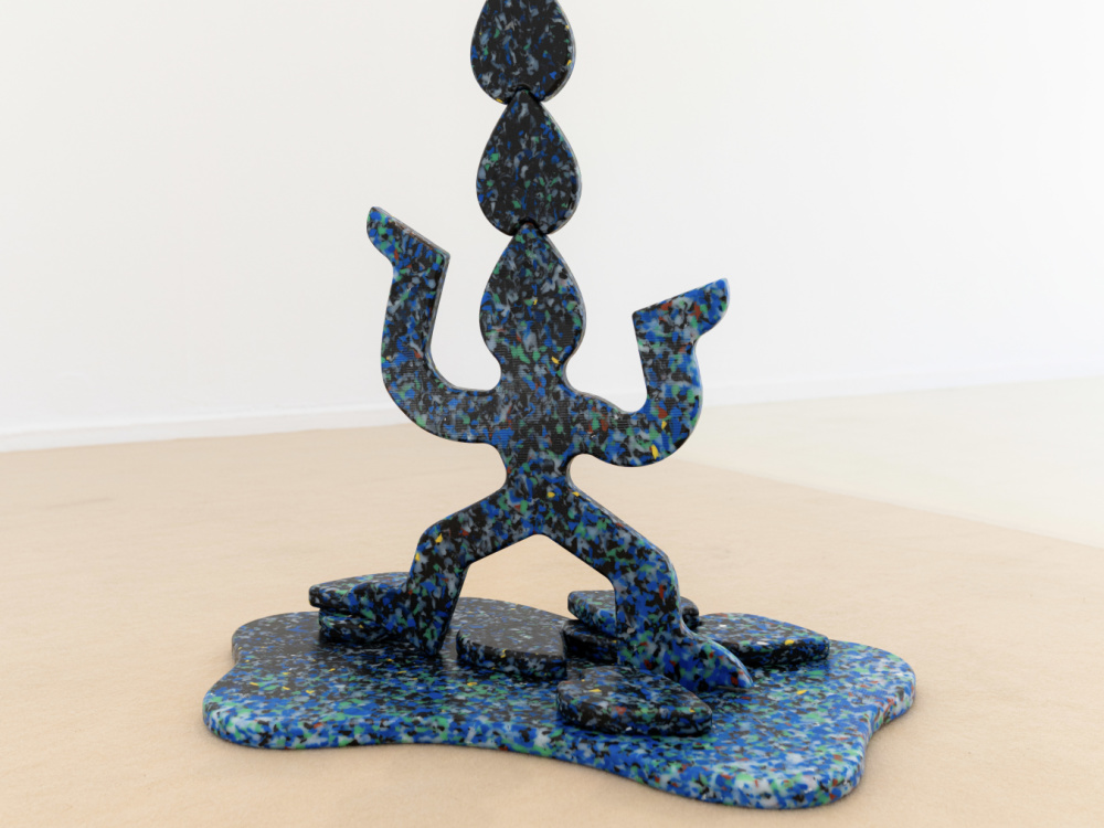 Hold Your Thougts von Eric Schwarz Kunstspielzeug in Form einer blau gemusterten Figur