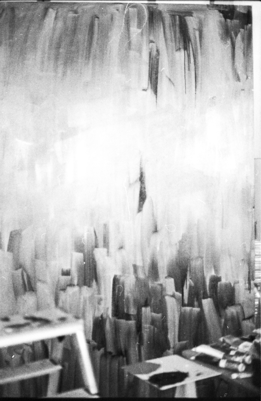 Studioansicht Akosua Adu-Sanyah Schwarzweiß Bild