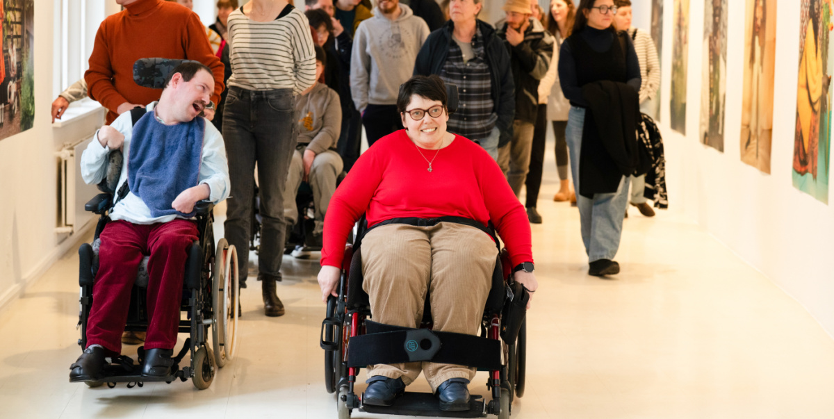 Inklusive Führung in der Stadtgalerie Menschen in der Ausstellung SUMMSUMMSUMM