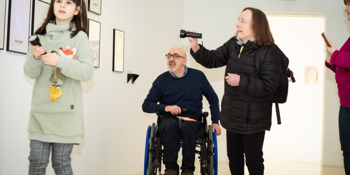 Inklusive Führung in der Stadtgalerie Menschen in der Ausstellung SUMMSUMMSUMM