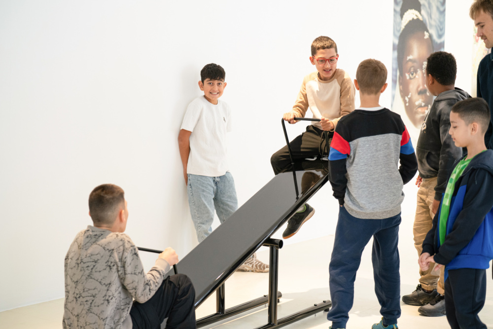 Kinder Eröffnung SUMM SUMM SUMM Stadtgalerie Eine Gruppe von Kindern wippt