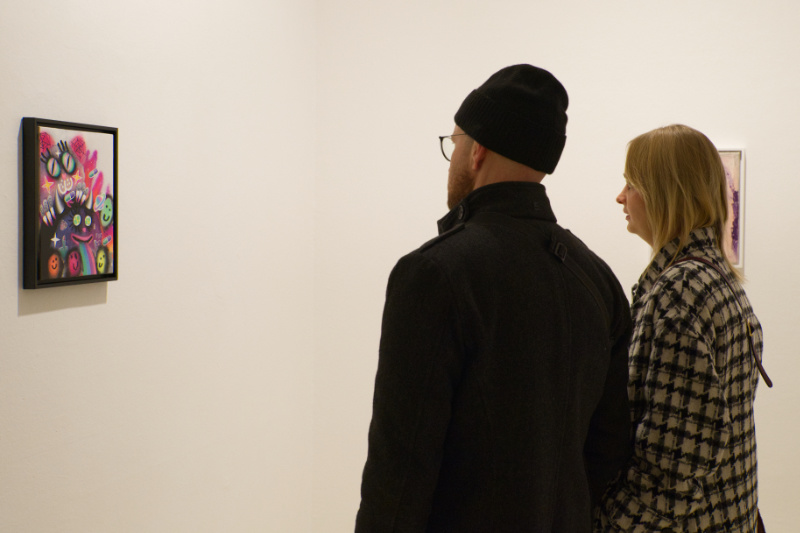 Eröffnung SUMM SUMM SUMM Stadtgalerie Zwei Personen schauen sich ein Gemälde in einer Ausstellung an